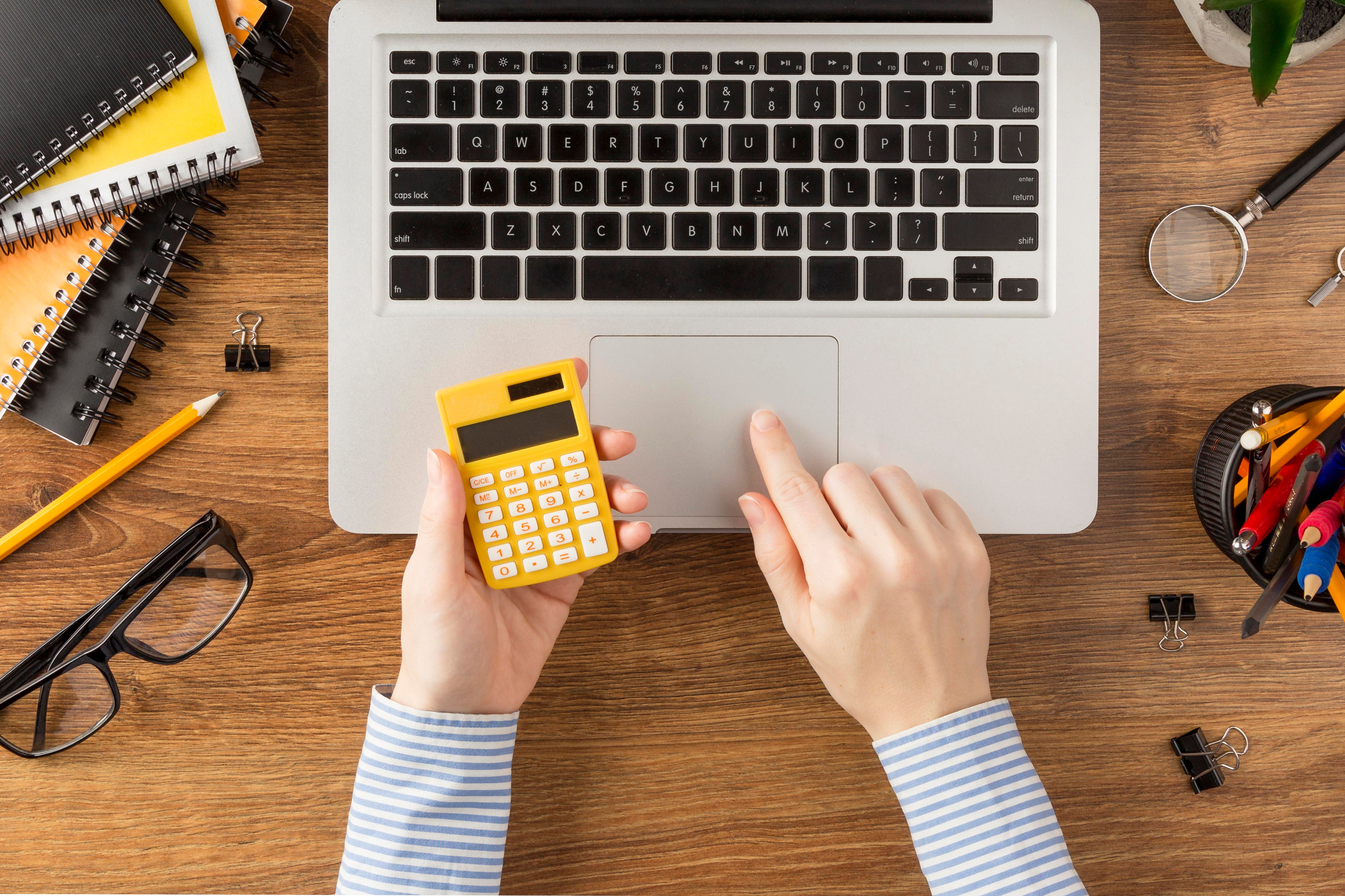 vue-dessus-etudiant-tenant-calculatrice (1) (2).jpg